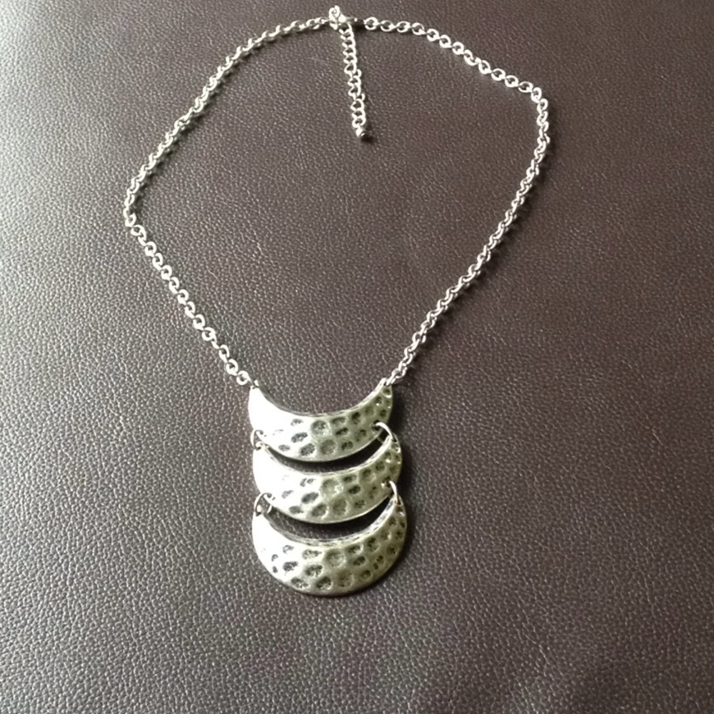 Silver toned ladder necklace. EUC